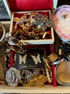 💚💚 Vintage ADDED items Signed Jewelry in  Buxton Box  139 pieces